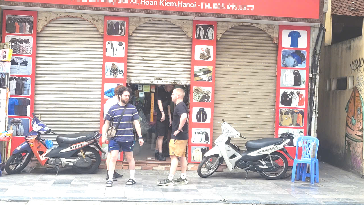Bất ngờ với cách bán hàng "hé cửa" của tiểu thương phố cổ Hà Nội- Ảnh 1.
