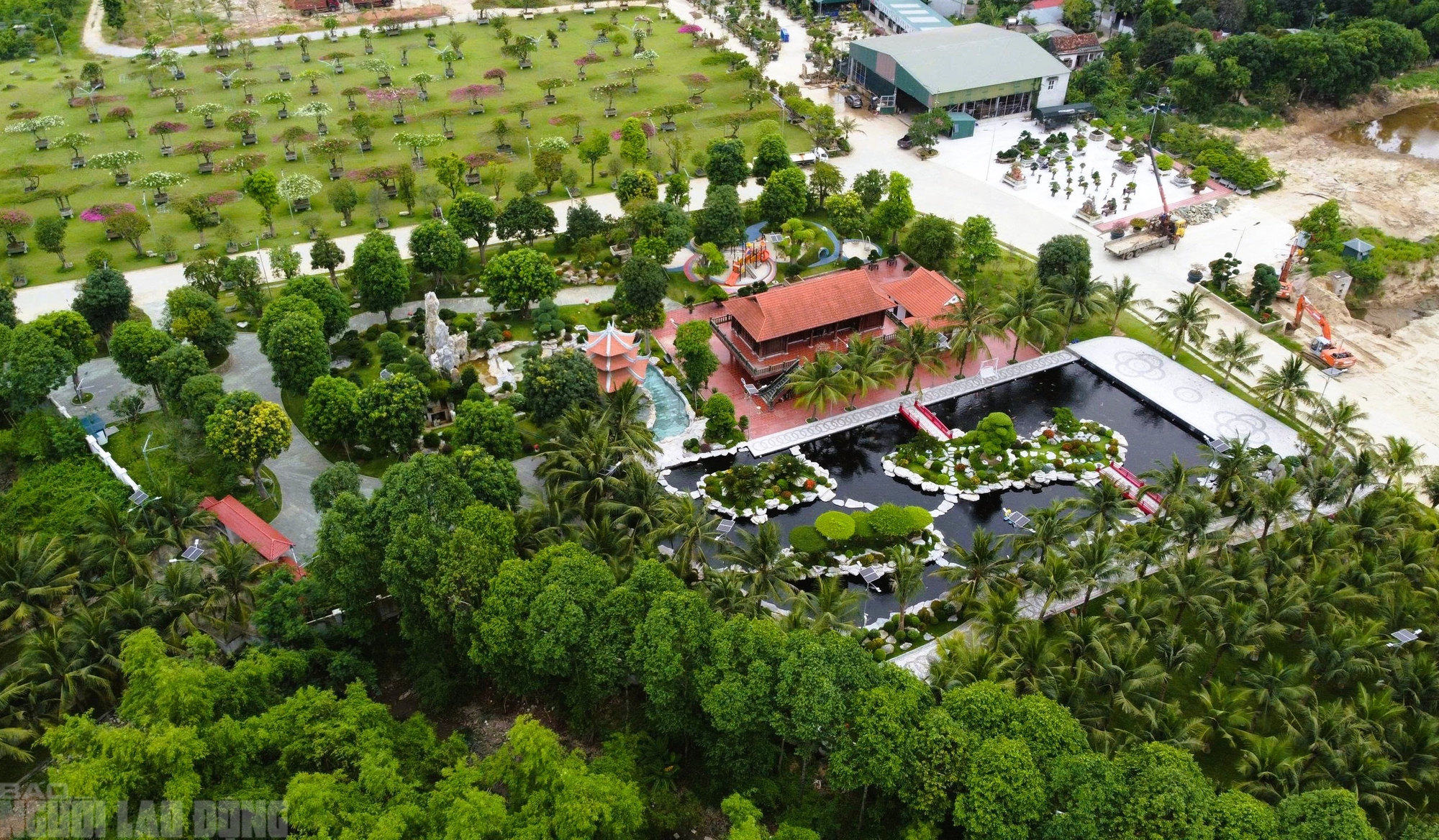 Khu biệt phủ cả ngàn m2 mà Tuấn "thần đèn" thường hiện diện làm bãi tập kết cát?- Ảnh 5. Khu biệt phủ cả ngàn m2 mà Tuấn "thần đèn" thường hiện diện làm bãi tập kết cát?- Ảnh 5.