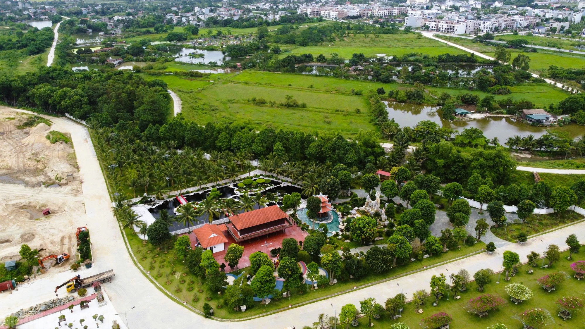 Khu biệt phủ cả ngàn m2 mà Tuấn "thần đèn" thường hiện diện làm bãi tập kết cát?- Ảnh 7. Khu biệt phủ cả ngàn m2 mà Tuấn "thần đèn" thường hiện diện làm bãi tập kết cát?- Ảnh 7.