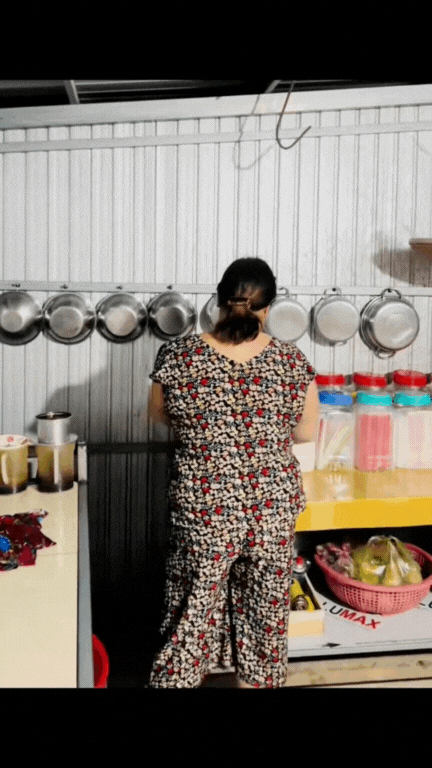 Ghé bếp miền Tây sạch đến ngỡ ngàng: Dù nấu củi vẫn gọn tinh tươm, không một vết bẩn, hút hàng triệu lượt xem- Ảnh 13. Ghé bếp miền Tây sạch đến ngỡ ngàng: Dù nấu củi vẫn gọn tinh tươm, không một vết bẩn, hút hàng triệu lượt xem- Ảnh 13.