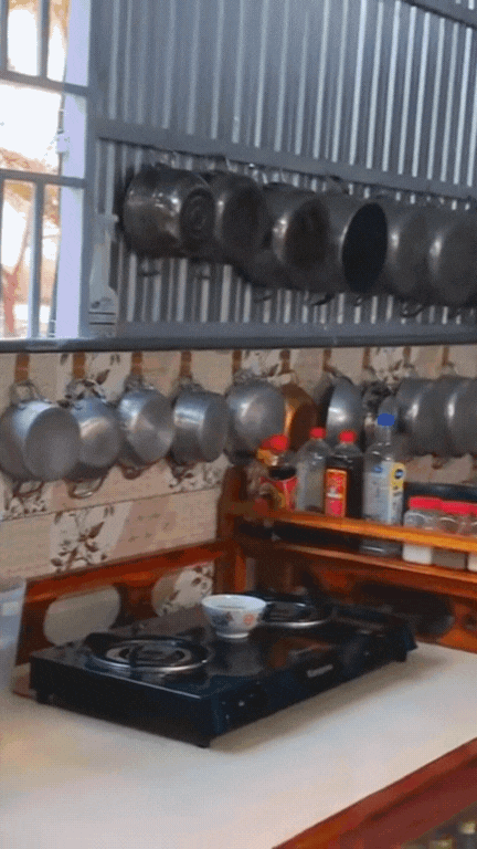 Ghé bếp miền Tây sạch đến ngỡ ngàng: Dù nấu củi vẫn gọn tinh tươm, không một vết bẩn, hút hàng triệu lượt xem- Ảnh 6. Ghé bếp miền Tây sạch đến ngỡ ngàng: Dù nấu củi vẫn gọn tinh tươm, không một vết bẩn, hút hàng triệu lượt xem- Ảnh 6.