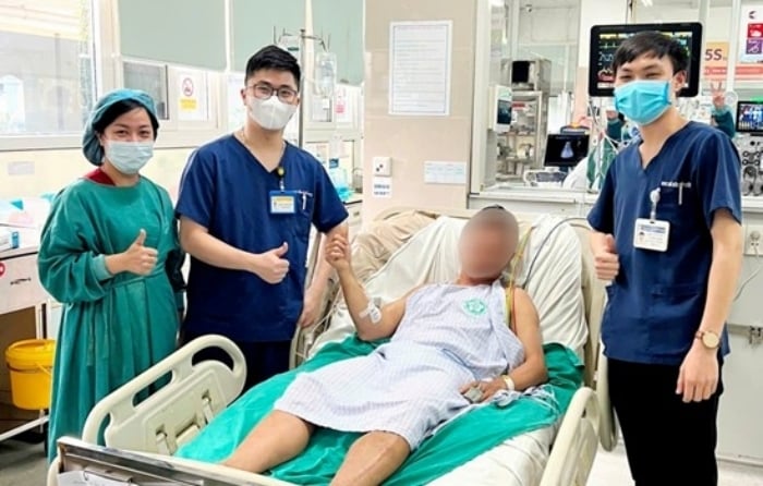 4 phút dưới hồ cá Koi và cuộc hồi sinh kỳ diệu nhờ hàng xóm biết sơ cứu- Ảnh 1. 4 phút dưới hồ cá Koi và cuộc hồi sinh kỳ diệu nhờ hàng xóm biết sơ cứu- Ảnh 1.
