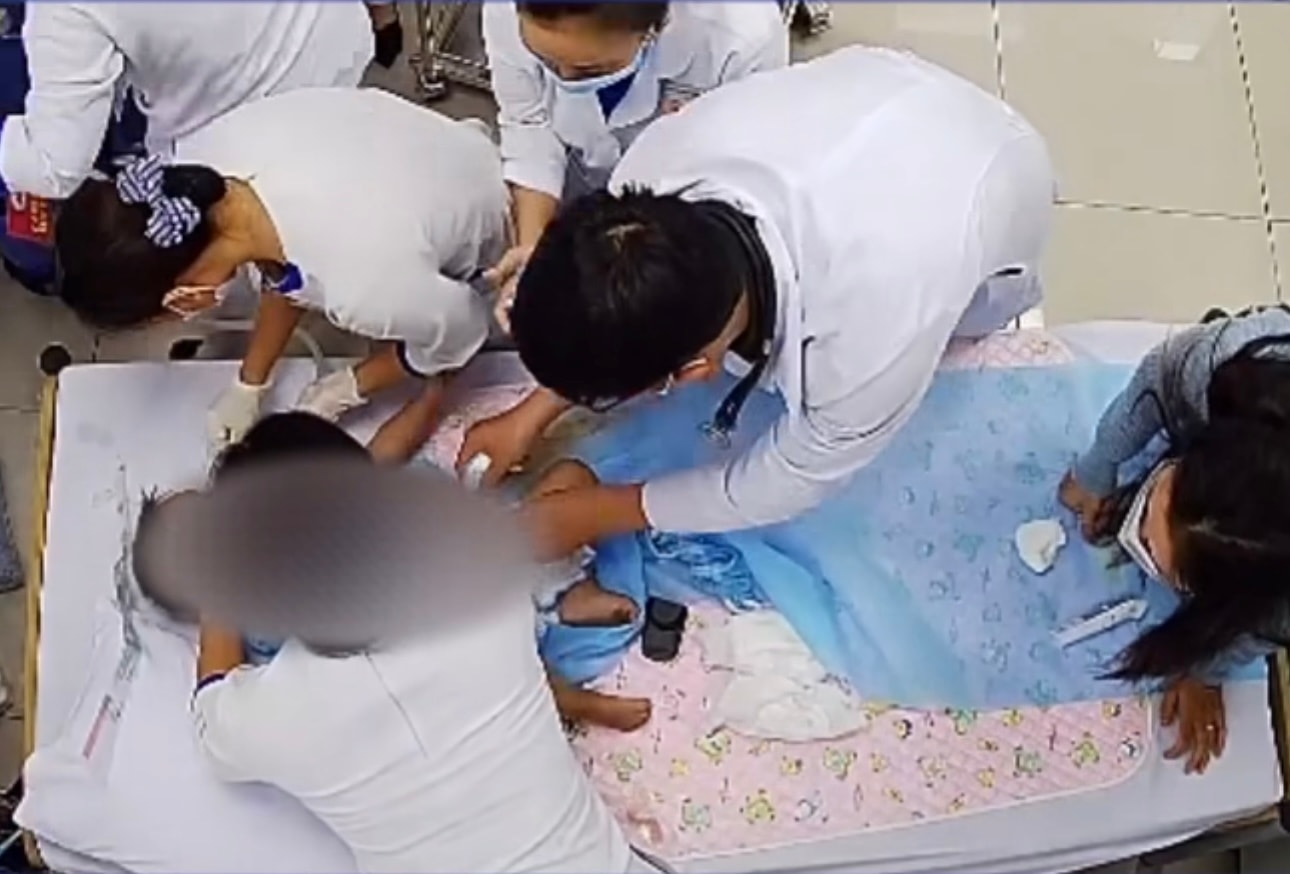 "Bác sĩ ơi, xin hãy cứu con tôi": Tiếng gào xé lòng của người cha ôm con trai đang co giật khiến ai nấy nghẹt thở- Ảnh 1. "Bác sĩ ơi, xin hãy cứu con tôi": Tiếng gào xé lòng của người cha ôm con trai đang co giật khiến ai nấy nghẹt thở- Ảnh 1.