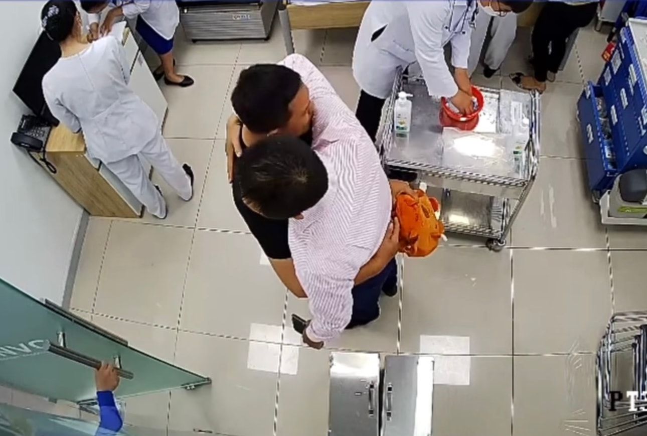 "Bác sĩ ơi, xin hãy cứu con tôi": Tiếng gào xé lòng của người cha ôm con trai đang co giật khiến ai nấy nghẹt thở- Ảnh 2. "Bác sĩ ơi, xin hãy cứu con tôi": Tiếng gào xé lòng của người cha ôm con trai đang co giật khiến ai nấy nghẹt thở- Ảnh 2.