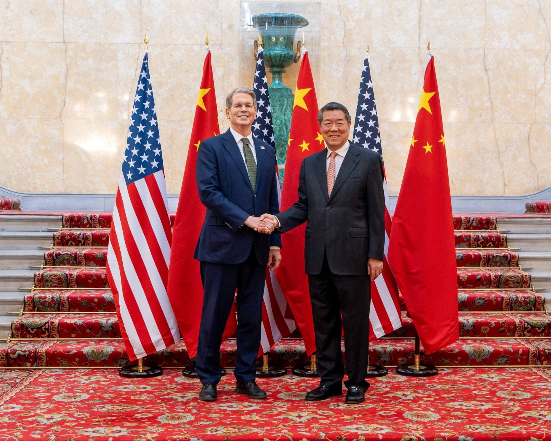 Đàm phán thương mại Mỹ-Trung: Ông Trump có thể nới lỏng hạn chế xuất khẩu chip nếu Bắc Kinh chấp nhận một điều kiện- Ảnh 1. Đàm phán thương mại Mỹ-Trung: Ông Trump có thể nới lỏng hạn chế xuất khẩu chip nếu Bắc Kinh chấp nhận một điều kiện- Ảnh 1.