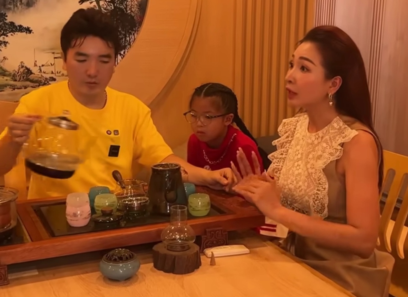 Nữ ca sĩ mua nhà hàng chục tỷ ở TP.HCM bị đột quỵ: "Ghê người, kinh khủng lắm"- Ảnh 1. Nữ ca sĩ mua nhà hàng chục tỷ ở TP.HCM bị đột quỵ: "Ghê người, kinh khủng lắm"- Ảnh 1.