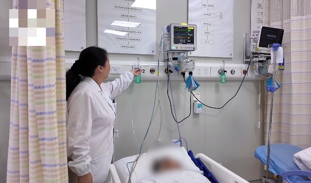 Người phụ nữ bỗng ho ra máu sau khi đi ra từ nhà tắm: Bác sĩ nói “hành động này tạo ra khí độc”- Ảnh 1. Người phụ nữ bỗng ho ra máu sau khi đi ra từ nhà tắm: Bác sĩ nói “hành động này tạo ra khí độc”- Ảnh 1.