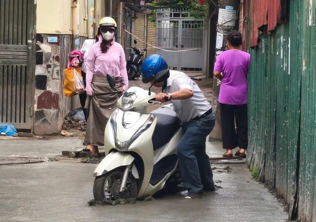 Người đàn ông cố tình đi vào đường mới đổ bê tông có thể bị xử phạt không?- Ảnh 1. Người đàn ông cố tình đi vào đường mới đổ bê tông có thể bị xử phạt không?- Ảnh 1.