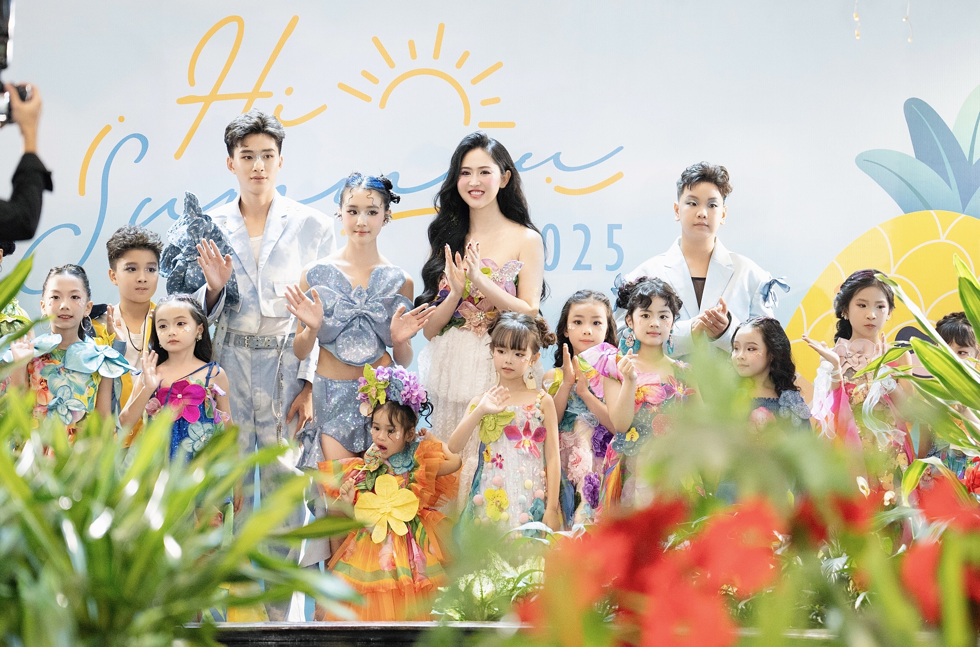 Á hậu Trúc Ny lần thứ hai diễn vedette cùng con gái 2 tuổi, hé lộ bí quyết nuôi con ngoan và tự tin- Ảnh 3. Á hậu Trúc Ny lần thứ hai diễn vedette cùng con gái 2 tuổi, hé lộ bí quyết nuôi con ngoan và tự tin- Ảnh 3.