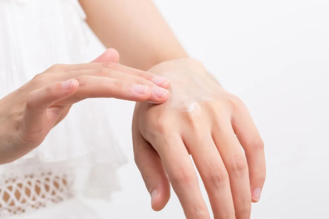 Nhìn vào mu bàn tay có thể biết được tuổi thọ của một người: Những người sống lâu thường có các biểu hiện này trên bàn tay- Ảnh 2.