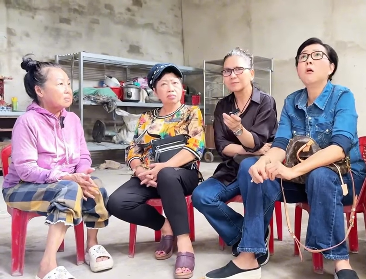 Bạn diễn NSƯT Kim Tiểu Long: Bị hoại tử mũi, chồng đánh đập, phải sống trong lều 10m2- Ảnh 2. Bạn diễn NSƯT Kim Tiểu Long: Bị hoại tử mũi, chồng đánh đập, phải sống trong lều 10m2- Ảnh 2.