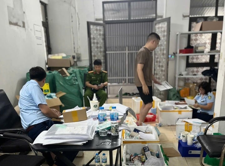 Kiểm tra 4 cơ sở kinh doanh mỹ phẩm ở Hà Nội, phát hiện 3.500 sản phẩm nhập lậu- Ảnh 1. Kiểm tra 4 cơ sở kinh doanh mỹ phẩm ở Hà Nội, phát hiện 3.500 sản phẩm nhập lậu- Ảnh 1.