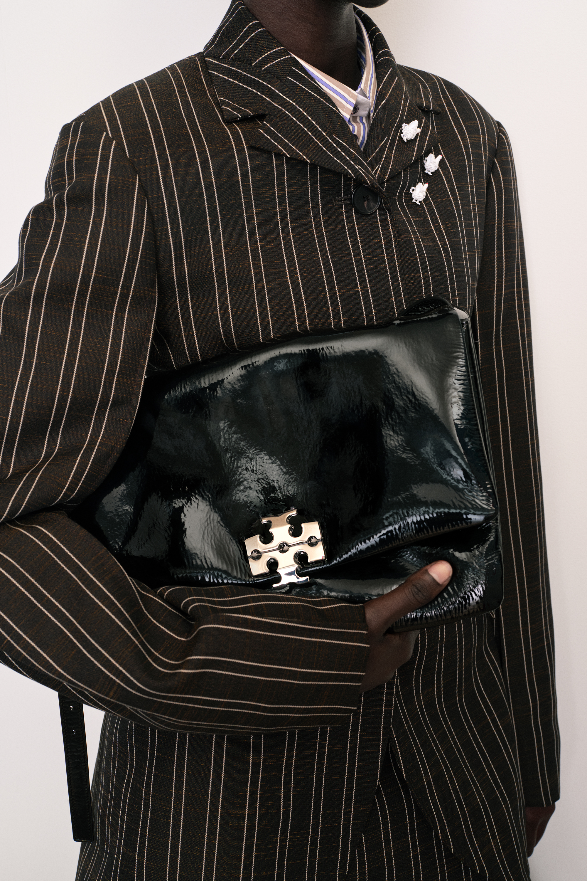 Khi những món đồ công sở không còn đơn điệu và khuôn mẫu: Áo polo, trench coat cũng có thể cá tính đến thế này trong BST mới của Tory Burch- Ảnh 6. Khi những món đồ công sở không còn đơn điệu và khuôn mẫu: Áo polo, trench coat cũng có thể cá tính đến thế này trong BST mới của Tory Burch- Ảnh 6.
