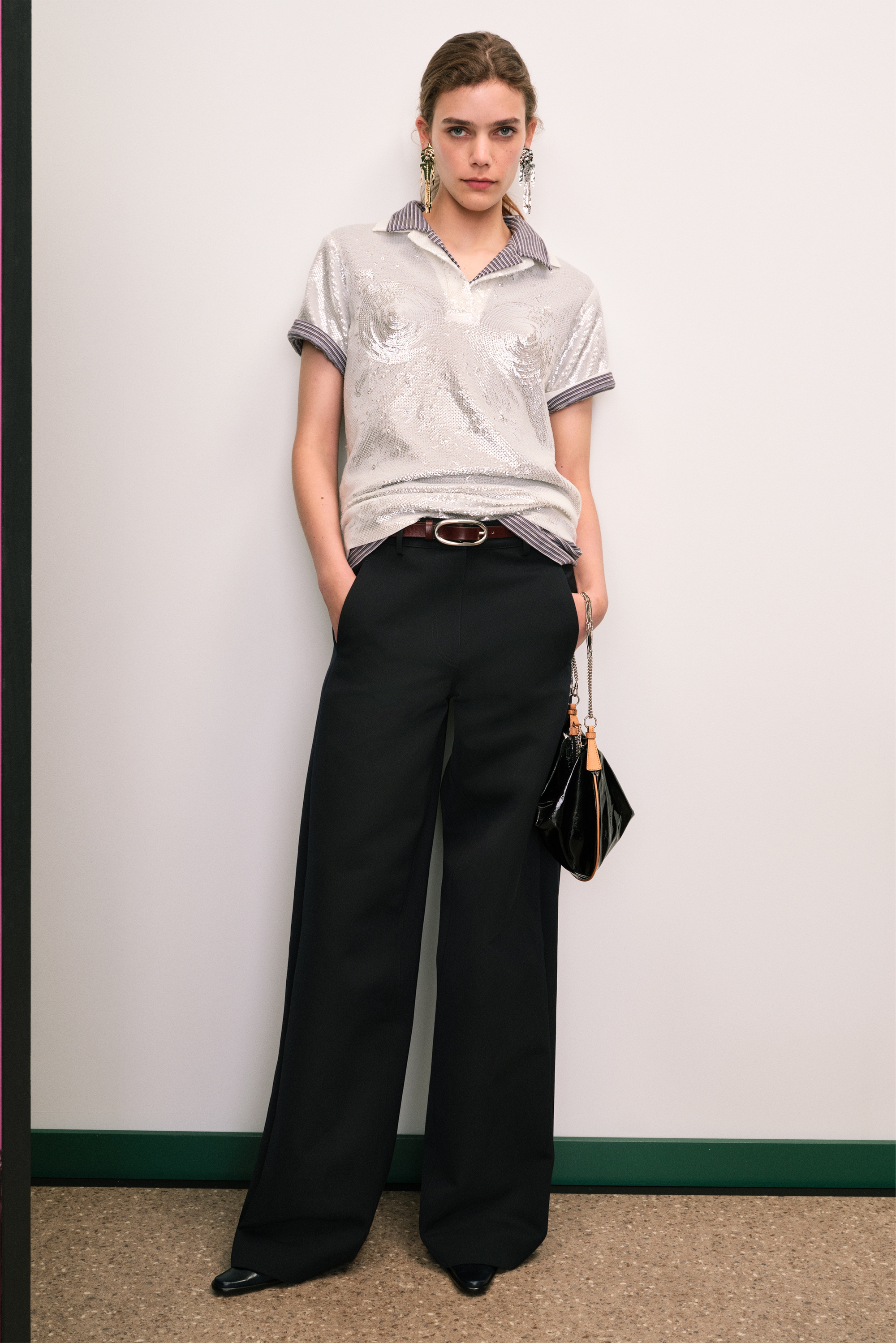 Khi những món đồ công sở không còn đơn điệu và khuôn mẫu: Áo polo, trench coat cũng có thể cá tính đến thế này trong BST mới của Tory Burch- Ảnh 1. Khi những món đồ công sở không còn đơn điệu và khuôn mẫu: Áo polo, trench coat cũng có thể cá tính đến thế này trong BST mới của Tory Burch- Ảnh 1.