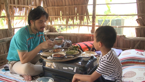 "Quý tử nhà giàu" chịu lội bùn, bắt vịt, rửa bát trong "Bố ơi, mình đi đâu thế?" nay thành "soái ca" sống tự lập ở trời Tây- Ảnh 10. "Quý tử nhà giàu" chịu lội bùn, bắt vịt, rửa bát trong "Bố ơi, mình đi đâu thế?" nay thành "soái ca" sống tự lập ở trời Tây- Ảnh 10.