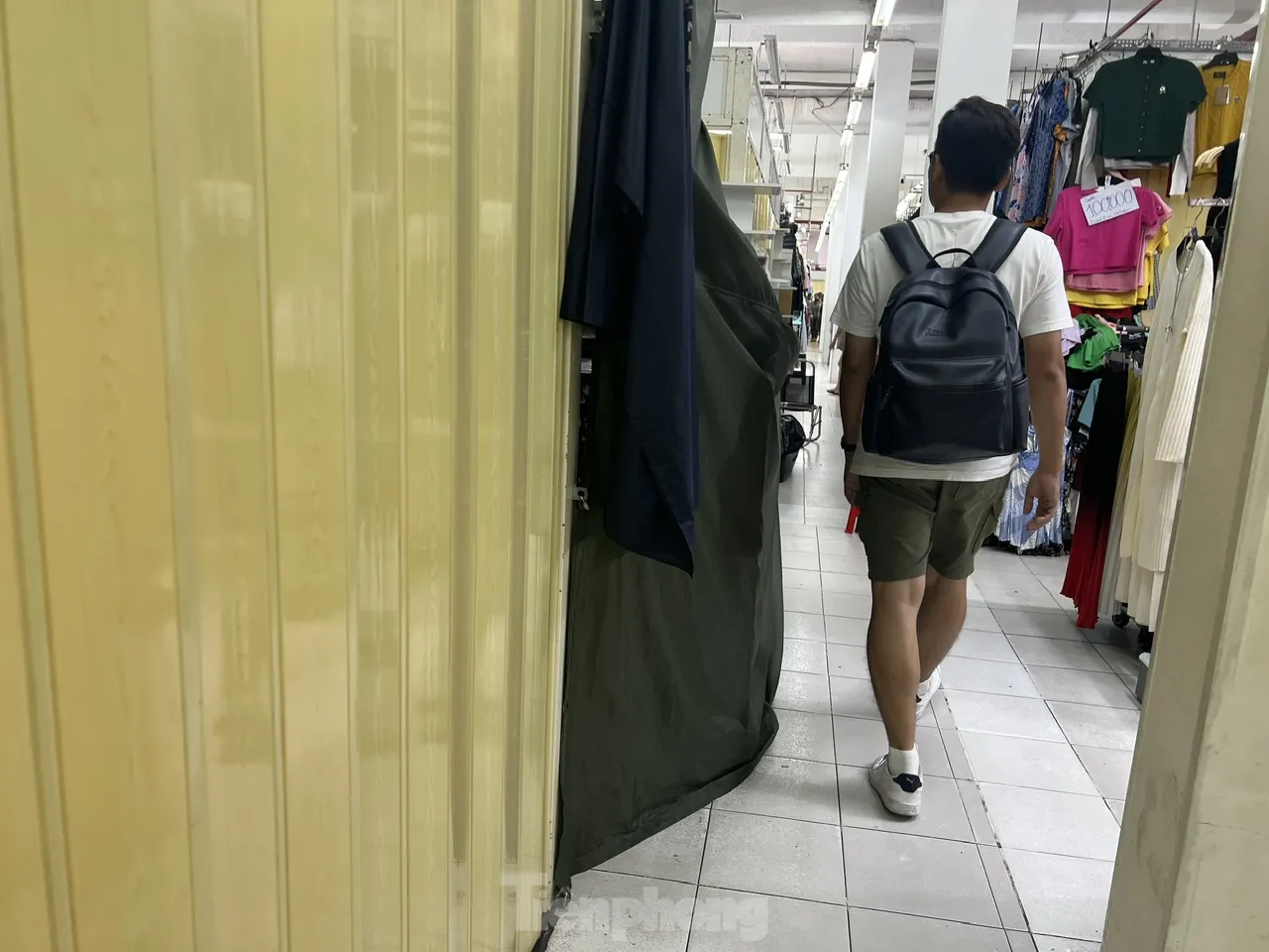 Cảnh chưa từng thấy tại những 'thiên đường mua sắm' ở TPHCM- Ảnh 5. Cảnh chưa từng thấy tại những 'thiên đường mua sắm' ở TPHCM- Ảnh 5.
