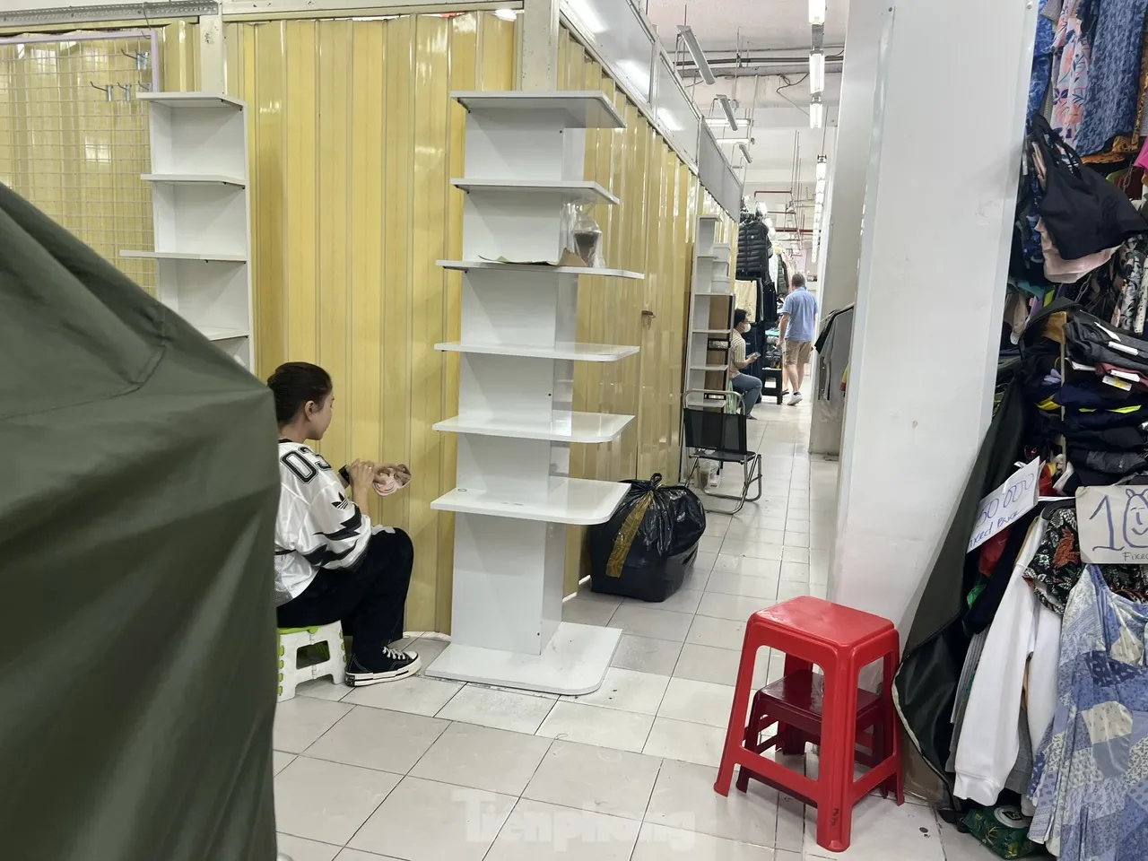Cảnh chưa từng thấy tại những 'thiên đường mua sắm' ở TPHCM- Ảnh 4. Cảnh chưa từng thấy tại những 'thiên đường mua sắm' ở TPHCM- Ảnh 4.