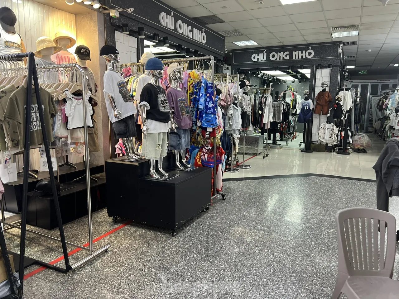Cảnh chưa từng thấy tại những 'thiên đường mua sắm' ở TPHCM- Ảnh 6. Cảnh chưa từng thấy tại những 'thiên đường mua sắm' ở TPHCM- Ảnh 6.
