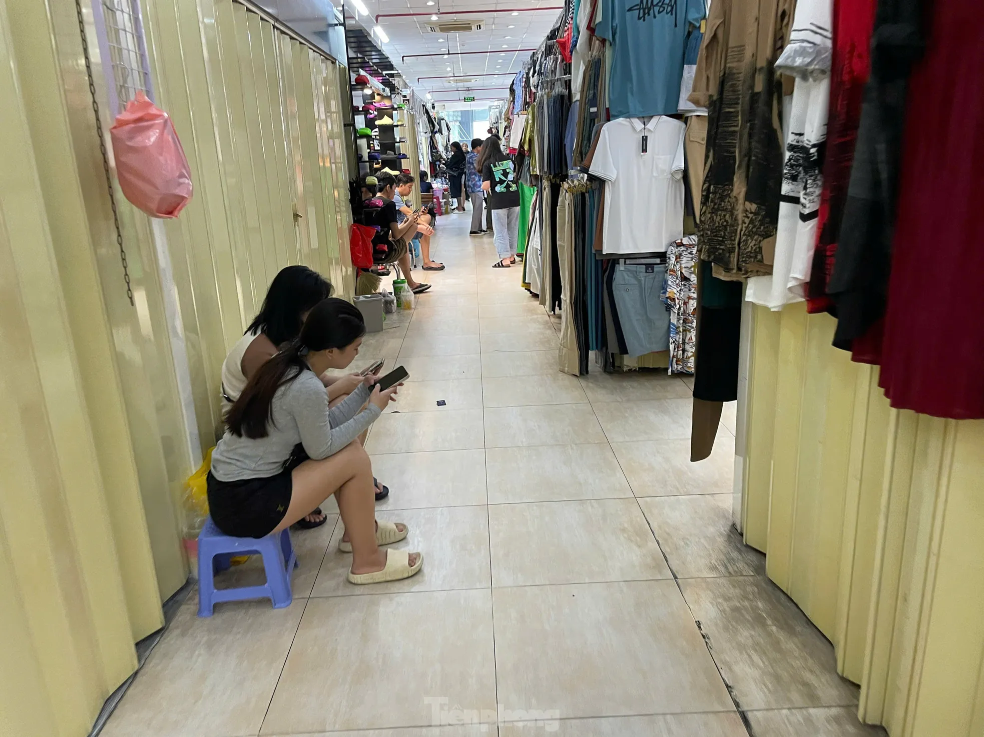 Cảnh chưa từng thấy tại những 'thiên đường mua sắm' ở TPHCM- Ảnh 3. Cảnh chưa từng thấy tại những 'thiên đường mua sắm' ở TPHCM- Ảnh 3.