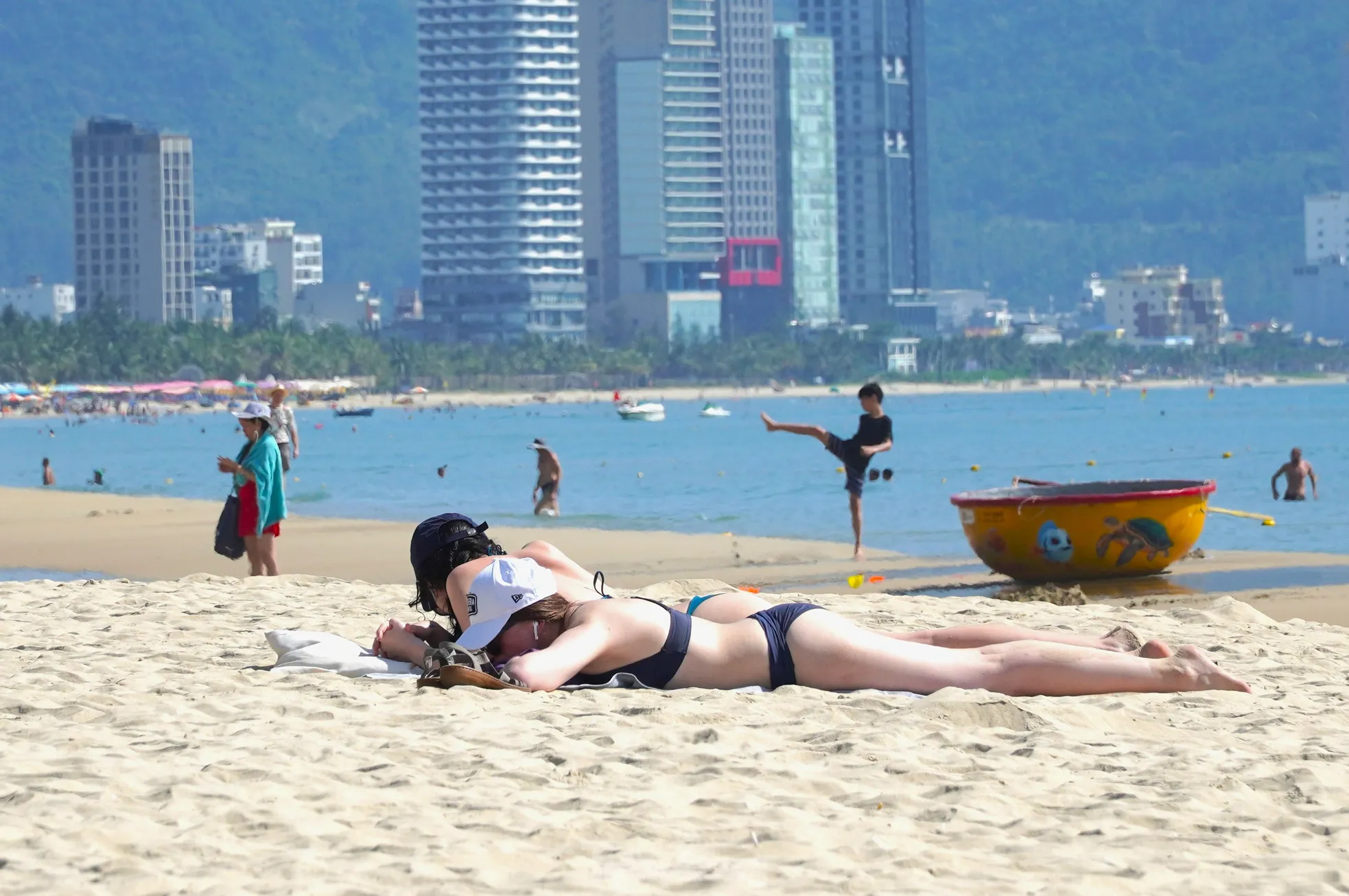 Bãi biển Đà Nẵng toàn khách Tây 'phơi mình'- Ảnh 1. Bãi biển Đà Nẵng toàn khách Tây 'phơi mình'- Ảnh 1.
