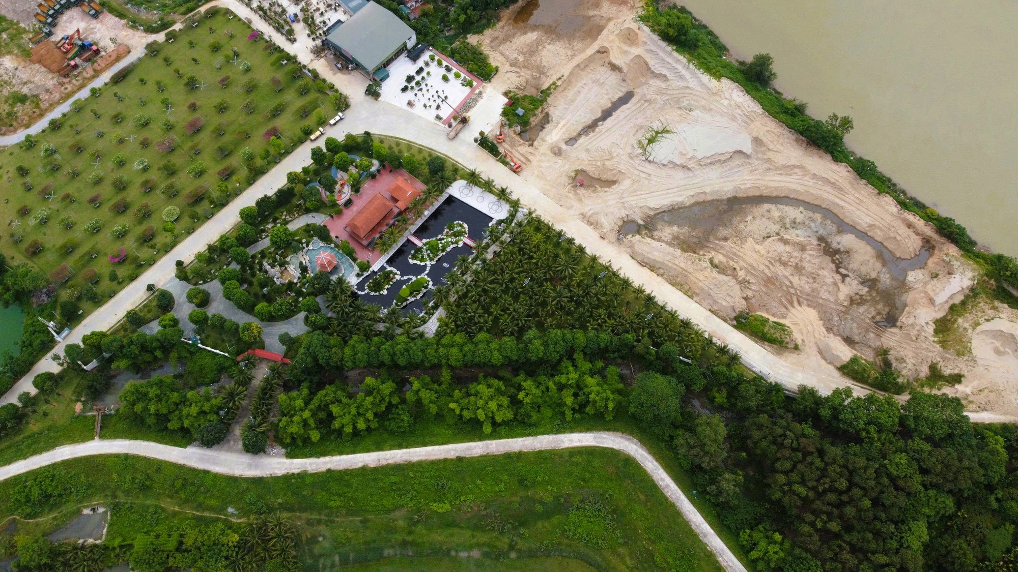 Khu biệt phủ cả ngàn m2 mà Tuấn "thần đèn" thường hiện diện làm bãi tập kết cát?- Ảnh 1. Khu biệt phủ cả ngàn m2 mà Tuấn "thần đèn" thường hiện diện làm bãi tập kết cát?- Ảnh 1.