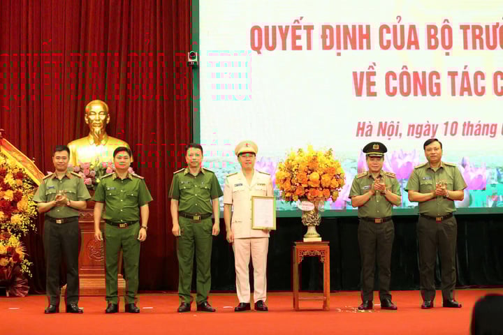 Đại tá Nguyễn Đức Long làm Phó Giám đốc Công an TP Hà Nội- Ảnh 1. Đại tá Nguyễn Đức Long làm Phó Giám đốc Công an TP Hà Nội- Ảnh 1.