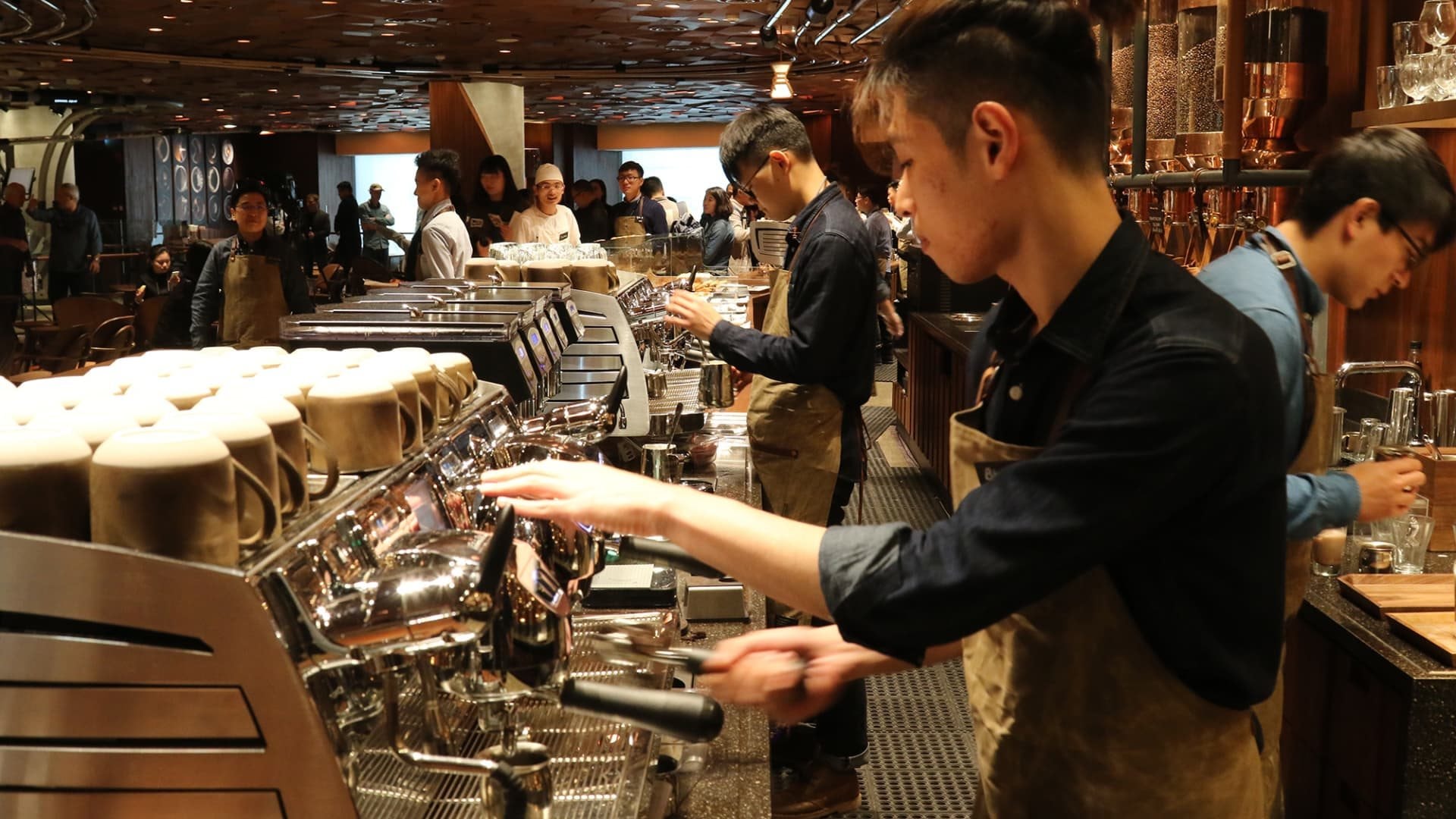 Kinh tế khó khăn, Starbucks phải giảm giá đồ uống xuống còn hơn 80 nghìn đồng, công thức ‘sang chảnh’ từng thành công trở thành ‘bùa đòi mệnh’- Ảnh 3. Kinh tế khó khăn, Starbucks phải giảm giá đồ uống xuống còn hơn 80 nghìn đồng, công thức ‘sang chảnh’ từng thành công trở thành ‘bùa đòi mệnh’- Ảnh 3.