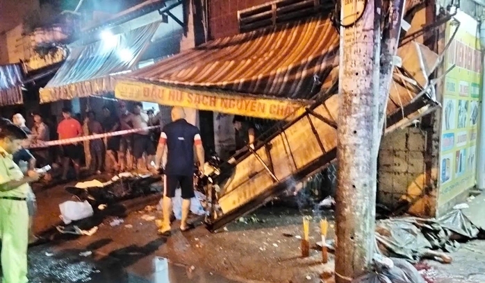 Vụ xe máy lao vào nhà dân, 2 người tử vong trong đêm: Camera an ninh ghi được gì?- Ảnh 1. Vụ xe máy lao vào nhà dân, 2 người tử vong trong đêm: Camera an ninh ghi được gì?- Ảnh 1.