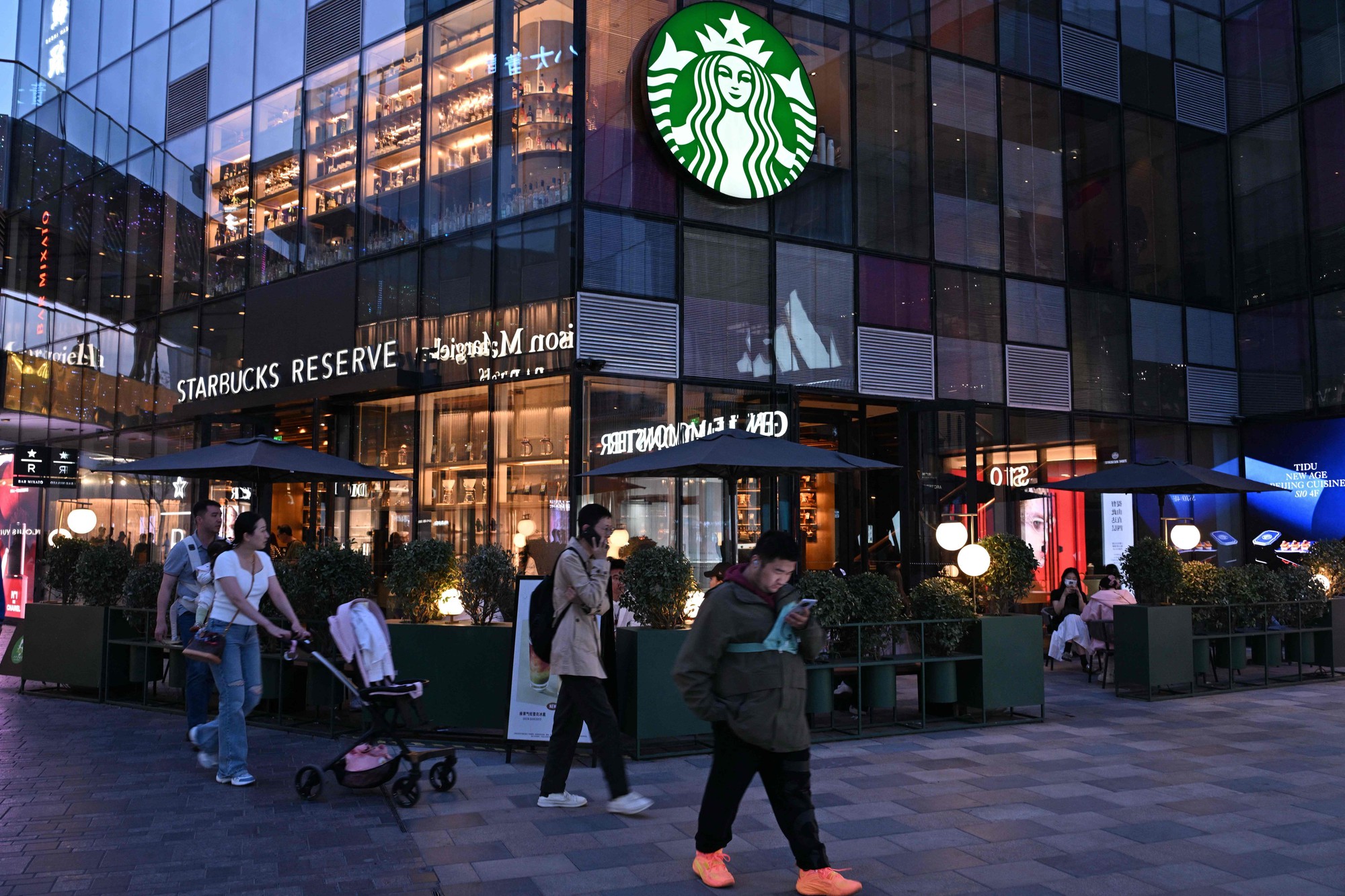 Starbucks vừa thông báo giảm giá mạnh hàng chục món trong menu: Vì sao lại có quyết định gây sốc này?- Ảnh 2. Starbucks vừa thông báo giảm giá mạnh hàng chục món trong menu: Vì sao lại có quyết định gây sốc này?- Ảnh 2.