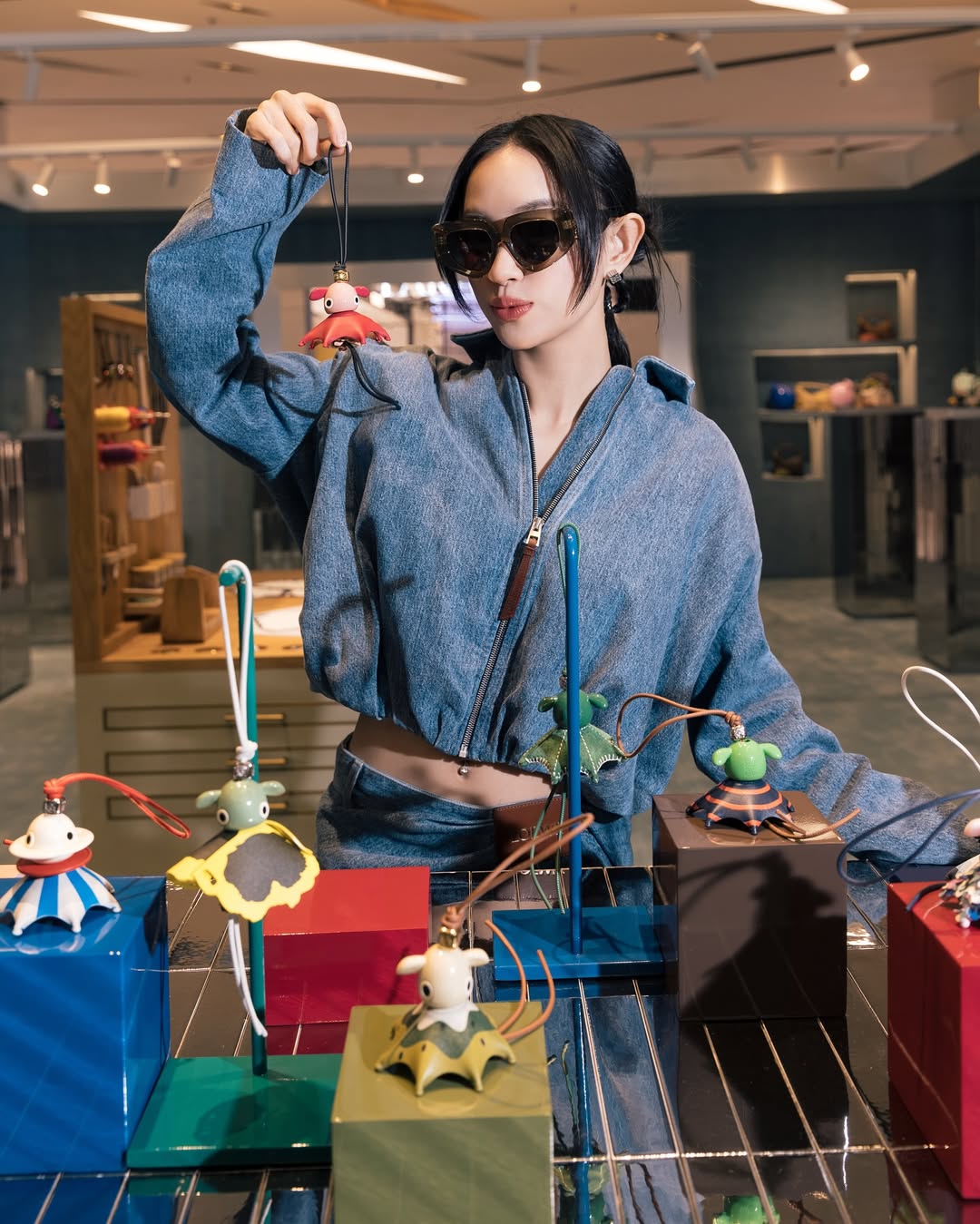 Sự kiện kỷ niệm 10 năm túi Puzzle của LOEWE tại Thái Lan: Đại diện duy nhất của Việt Nam không hề kém cạnh “ngọc nữ” Baifern Pimchanok- Ảnh 2. Sự kiện kỷ niệm 10 năm túi Puzzle của LOEWE tại Thái Lan: Đại diện duy nhất của Việt Nam không hề kém cạnh “ngọc nữ” Baifern Pimchanok- Ảnh 2.