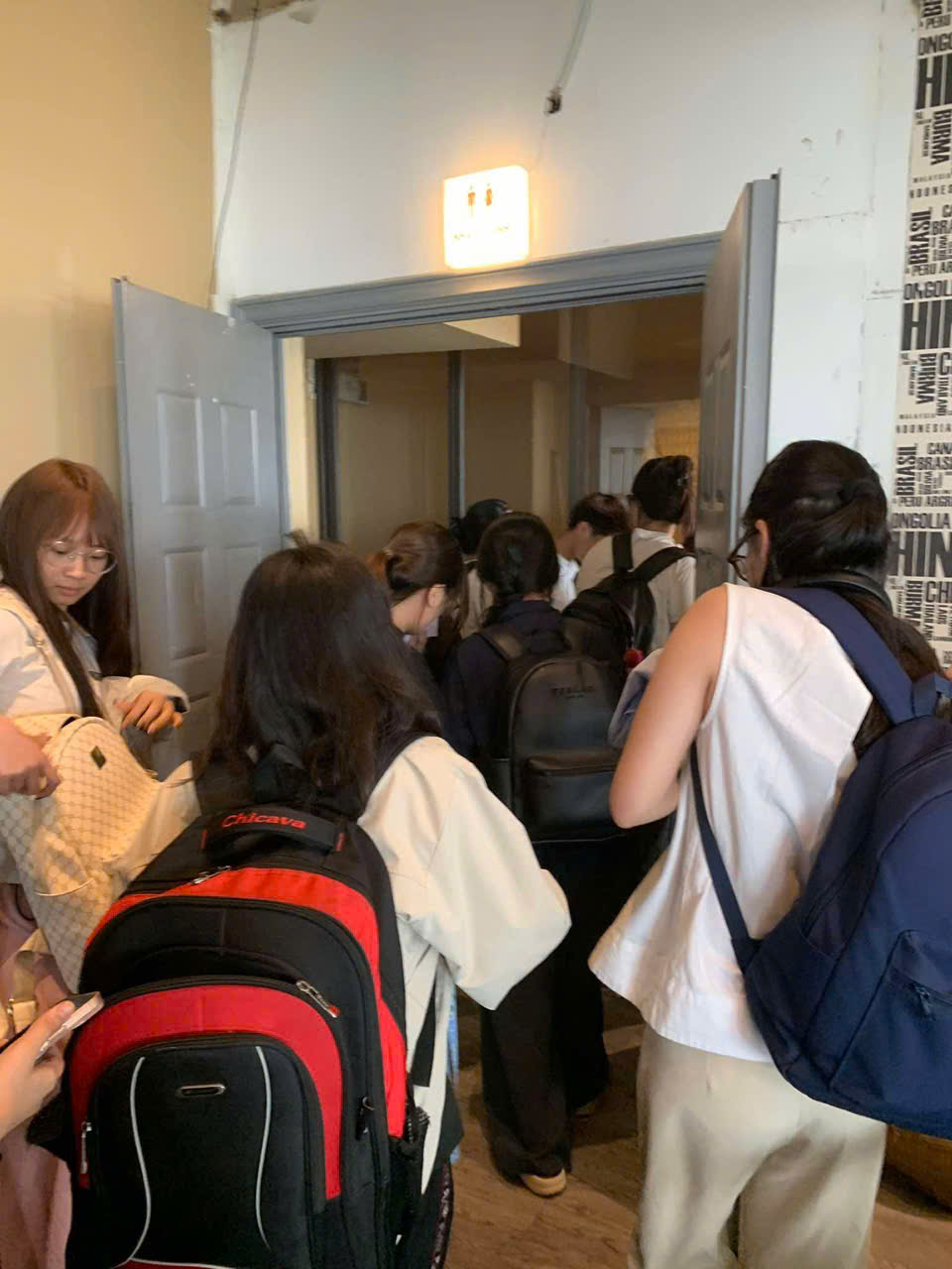 Hà Nội: Cháy quán Tiny Cafe ở tầng 19, nhiều khách hàng vội vàng thu dọn đồ đạc thoát thân- Ảnh 2. Hà Nội: Cháy quán Tiny Cafe ở tầng 19, nhiều khách hàng vội vàng thu dọn đồ đạc thoát thân- Ảnh 2.