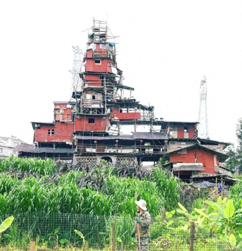 Chủ nhà không chịu di dời, chi thêm 360 triệu đồng tự xây “lâu đài” 10 tầng cao 23m: “Tiền bồi thường không xứng với giá trị căn nhà”- Ảnh 1. Chủ nhà không chịu di dời, chi thêm 360 triệu đồng tự xây “lâu đài” 10 tầng cao 23m: “Tiền bồi thường không xứng với giá trị căn nhà”- Ảnh 1.
