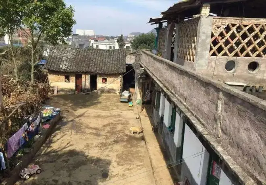 Chủ nhà không chịu di dời, chi thêm 360 triệu đồng tự xây “lâu đài” 10 tầng cao 23m: “Tiền bồi thường không xứng với giá trị căn nhà”- Ảnh 2. Chủ nhà không chịu di dời, chi thêm 360 triệu đồng tự xây “lâu đài” 10 tầng cao 23m: “Tiền bồi thường không xứng với giá trị căn nhà”- Ảnh 2.