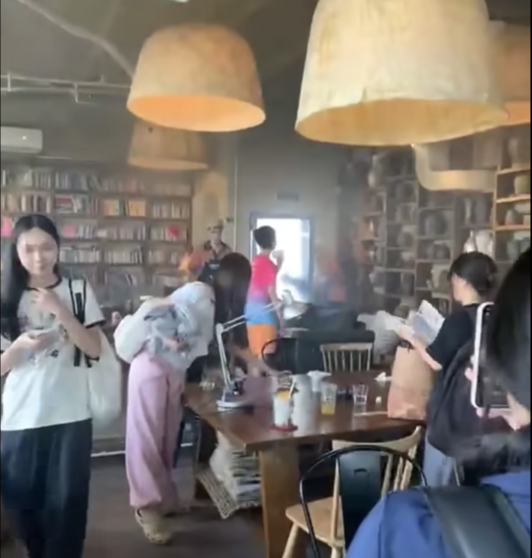 Hà Nội: Cháy quán Tiny Cafe ở tầng 19, nhiều khách hàng vội vàng thu dọn đồ đạc thoát thân- Ảnh 1. Hà Nội: Cháy quán Tiny Cafe ở tầng 19, nhiều khách hàng vội vàng thu dọn đồ đạc thoát thân- Ảnh 1.