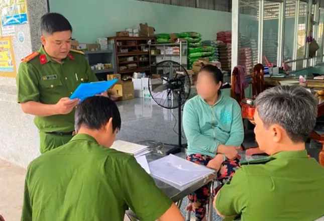 Cà Mau phát hiện hơn 11 tấn phân bón không rõ nguồn gốc- Ảnh 1.