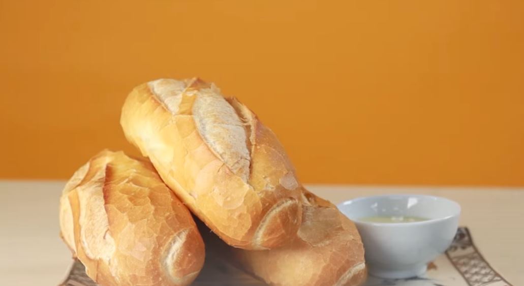 Khách Tây thích mê 1 kiểu ăn bánh mì của người Việt, thốt lên ‘ngon quá’, 'thật không công bằng’- Ảnh 1.