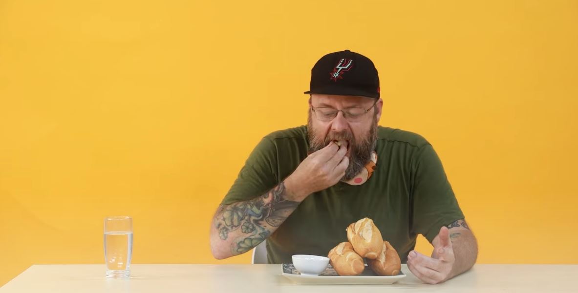 Khách Tây thích mê 1 kiểu ăn bánh mì của người Việt, thốt lên ‘ngon quá’, 'thật không công bằng’- Ảnh 3.