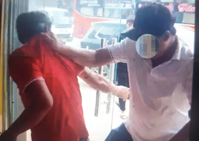 Nhiều cảnh sát ập vào văn phòng công chứng ở Bình Dương bắt nhóm nghi lừa đảo- Ảnh 1. Nhiều cảnh sát ập vào văn phòng công chứng ở Bình Dương bắt nhóm nghi lừa đảo- Ảnh 1.