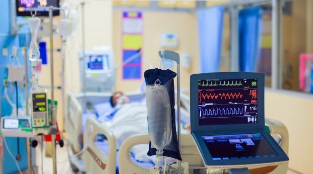 Người đàn ông 60 tuổi bị triệu tập vì khoản nợ xấu 100 triệu đồng 10 năm trước, trên tòa người vợ kiện ngược "ngày ký trên giấy nợ, chồng tôi đã liệt giường"- Ảnh 1.