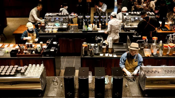 Kinh tế khó khăn, Starbucks phải giảm giá đồ uống xuống còn hơn 80 nghìn đồng, công thức ‘sang chảnh’ từng thành công trở thành ‘bùa đòi mệnh’- Ảnh 1. Kinh tế khó khăn, Starbucks phải giảm giá đồ uống xuống còn hơn 80 nghìn đồng, công thức ‘sang chảnh’ từng thành công trở thành ‘bùa đòi mệnh’- Ảnh 1.