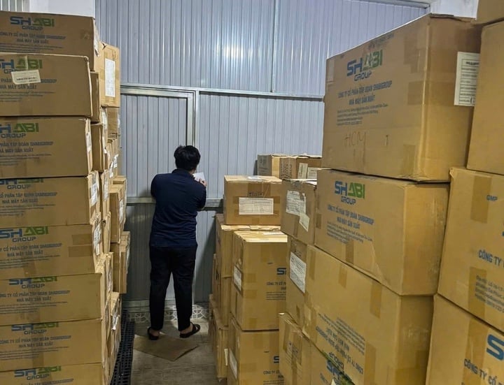 Vụ đổ trộm thực phẩm chức năng ở TP.HCM: Còn 1 kho hàng chưa kịp phi tang- Ảnh 3. Vụ đổ trộm thực phẩm chức năng ở TP.HCM: Còn 1 kho hàng chưa kịp phi tang- Ảnh 3.