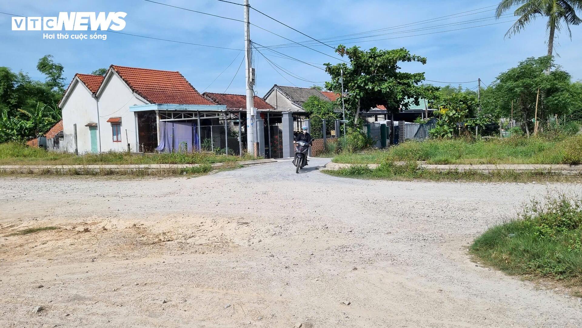 Hơn 2km đường ở Quảng Nam làm 6 năm không xong- Ảnh 2. Hơn 2km đường ở Quảng Nam làm 6 năm không xong- Ảnh 2.