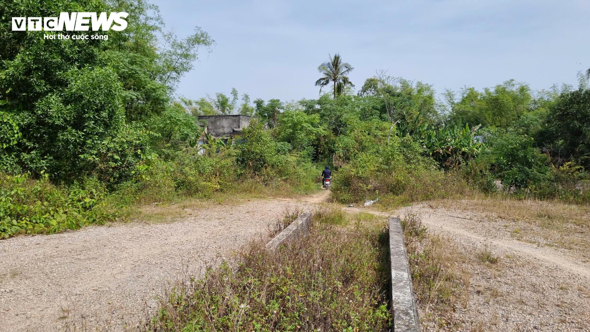 Hơn 2km đường ở Quảng Nam làm 6 năm không xong- Ảnh 7. Hơn 2km đường ở Quảng Nam làm 6 năm không xong- Ảnh 7.