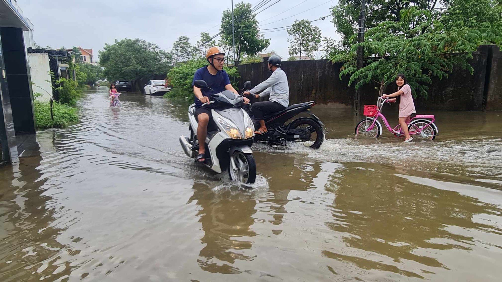 Hình ảnh đường phố Huế "lạ lùng" giữa mùa hè- Ảnh 8. Hình ảnh đường phố Huế "lạ lùng" giữa mùa hè- Ảnh 8.