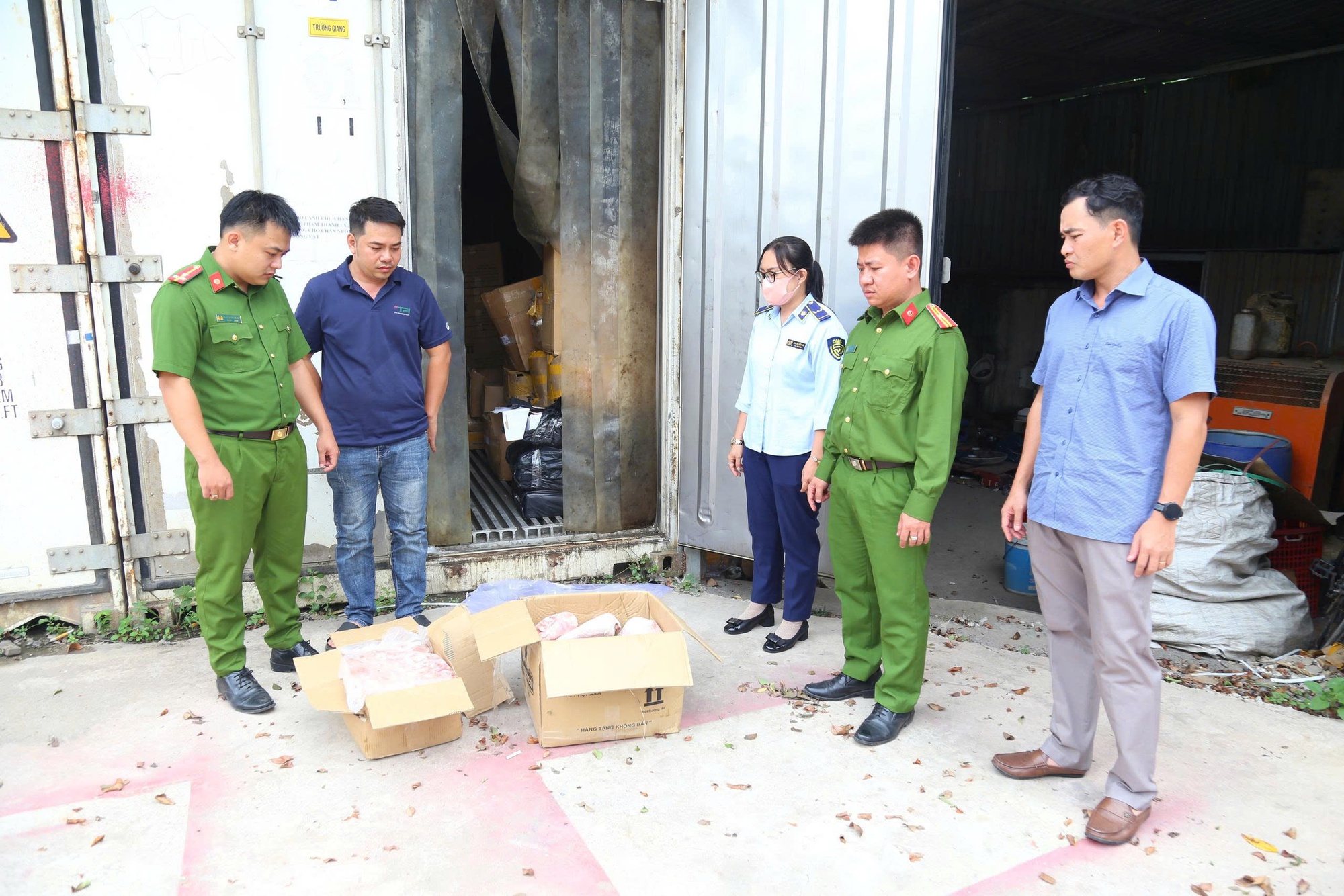 Giật mình hình ảnh hơn 11 tấn chân gà, thịt heo đông lạnh không rõ nguồn gốc- Ảnh 3. Giật mình hình ảnh hơn 11 tấn chân gà, thịt heo đông lạnh không rõ nguồn gốc- Ảnh 3.
