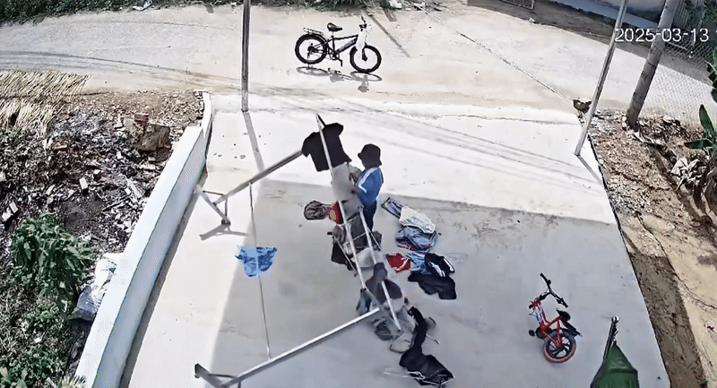 Đang đi, cậu bé bỗng dựng xe đạp và bước vào nhà một người lạ ven đường rồi làm hành động khiến dân tình bất ngờ- Ảnh 1.