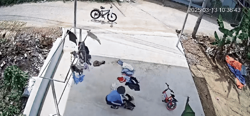 Đang đi, cậu bé bỗng dựng xe đạp và bước vào nhà một người lạ ven đường rồi làm hành động khiến dân tình bất ngờ- Ảnh 2.