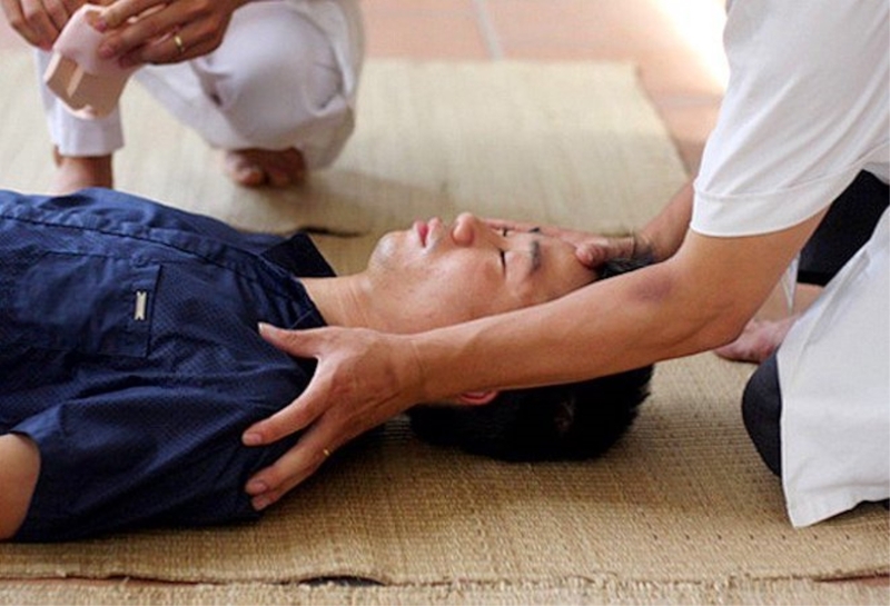 Chàng trai 23 tuổi bị đột quỵ trên bàn làm việc, phải cấp cứu mở hộp sọ, di chứng liệt nửa người: Chạy KPI ‘thêm 1 chút’ để rồi ‘chậm cả đời’- Ảnh 1.