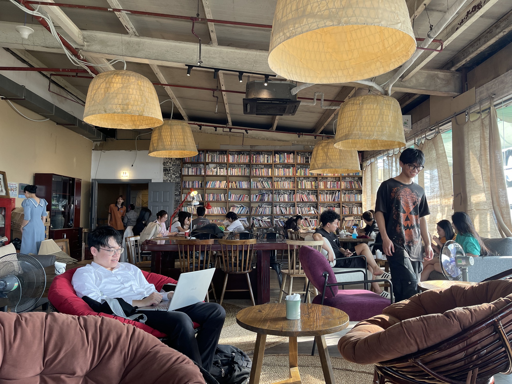 Hà Nội: Cháy quán Tiny Cafe ở tầng 19, nhiều khách hàng vội vàng thu dọn đồ đạc thoát thân- Ảnh 3. Hà Nội: Cháy quán Tiny Cafe ở tầng 19, nhiều khách hàng vội vàng thu dọn đồ đạc thoát thân- Ảnh 3.
