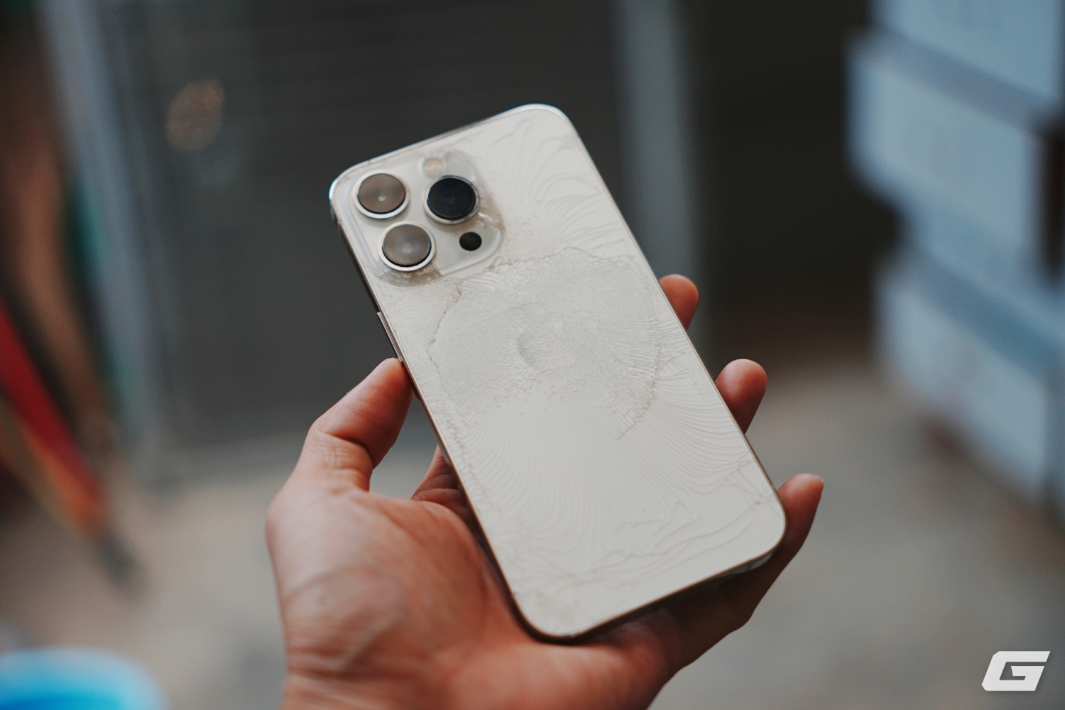 iPhone 13 Pro sau 2 năm: Mặt lưng vỡ nát, pin còn 82%, không muốn lên đời nhưng có thể phải nghĩ lại vì iOS 26- Ảnh 2. iPhone 13 Pro sau 2 năm: Mặt lưng vỡ nát, pin còn 82%, không muốn lên đời nhưng có thể phải nghĩ lại vì iOS 26- Ảnh 2.